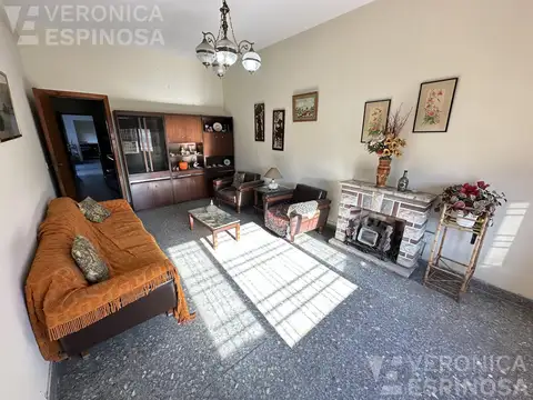 Casa de cuatro ambientes en venta, Moron