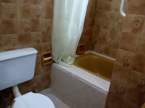 Casa 6 ambientes con 1 baño