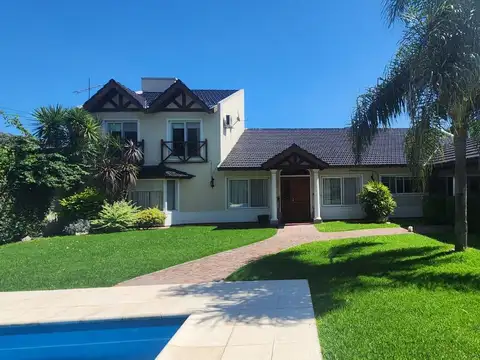 Casa 4 Ambientes c/ Garaje y pileta 220 m² Cub. en lote 1860 m² - Barrio Juan Grande - Laferrere