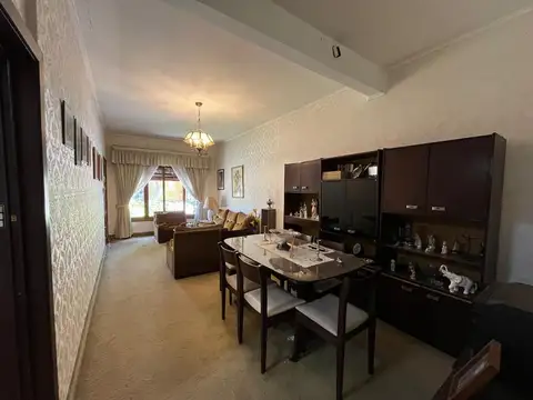 Casa en Venta con 3 cocheras