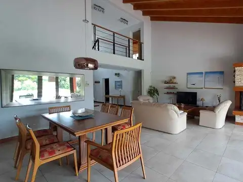 Casa 5 ambientes con 3 baños