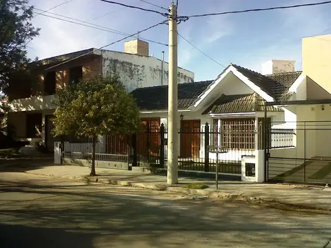 CASA EN ALQUILER 3 DOR + DPTO 1 DOR - COCHERA P/2 AUTOS