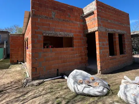 TERRENO CON CASA A TERMINAR