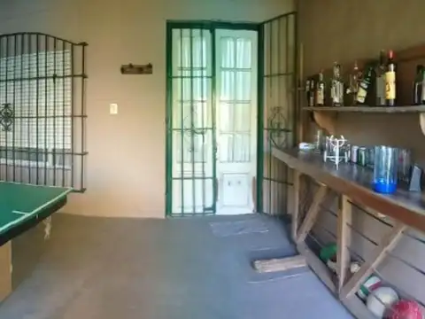 CASA CENTRICA CON LOCAL AL FRENTE EN VENTA