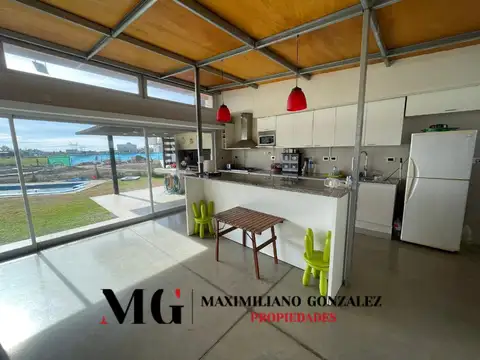 Casa 4 ambientes con 2 baños