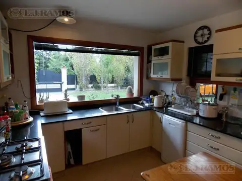 Casa 10 ambientes con 6 baños