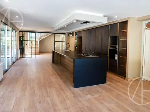 Casa 8 ambientes con 4 baños