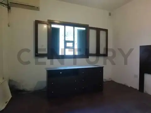 TRES CASAS SOBRE 2 LOTES EN CASTELAR