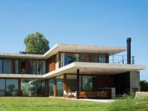 Casa 8 ambientes con 5 baños