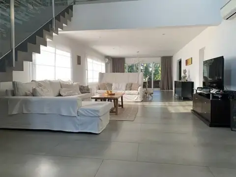 Barrio cerrado Los Lagos Nordelta,  casa al agua al 100