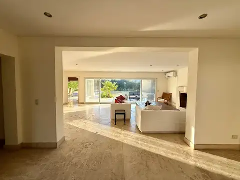 Casa en Alquiler con 2 cocheras