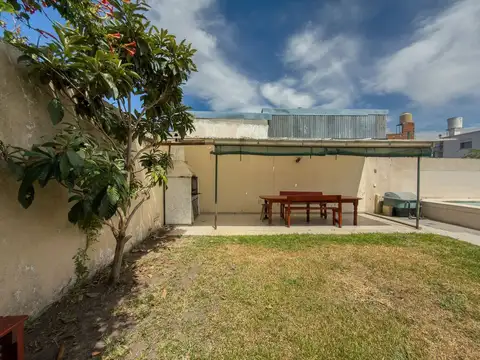 25 de Mayo e/ Brasil y Ecuador N° 600