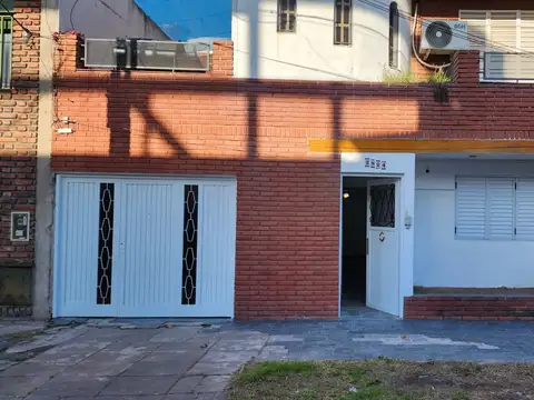 EXCELENTE CASA EN PH, PLANTA BAJA AL FTE, 3 AMB CON GARAGE Y PATIO DESCUBIERTO  