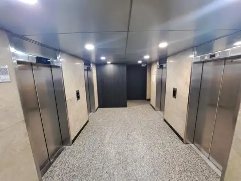 Oficina 5 ambientes con 4 baños