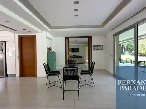 Casa 5 ambientes con 8 baños