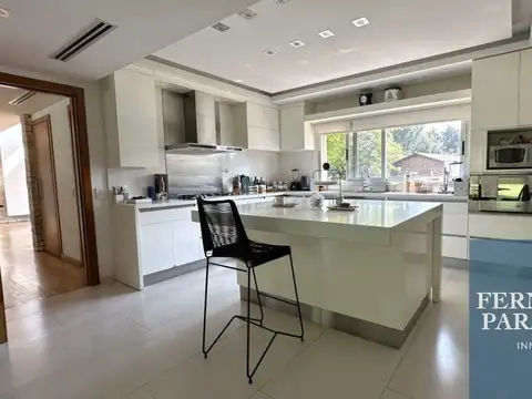 Casa en Venta con 4 cocheras