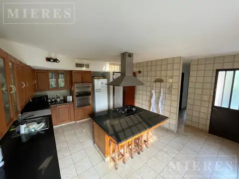 Casa en Venta con 4 cocheras