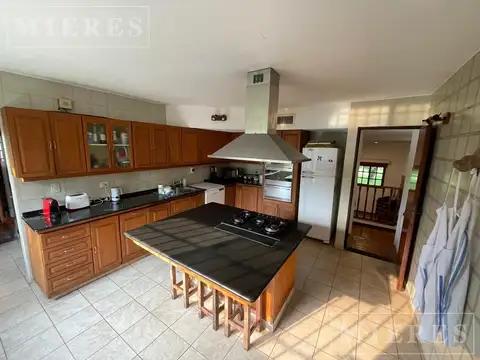 Casa 10 ambientes con 5 baños
