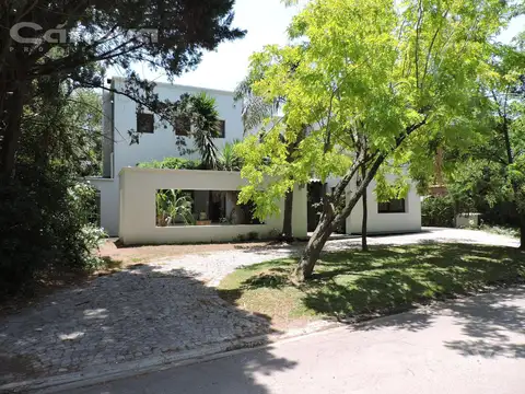 Excelente propiedad en Barrio Privado Boulevares