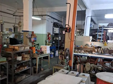 LOCAL CON GALPON EN P.H. ENTRADA VEHICULAR - PATIO