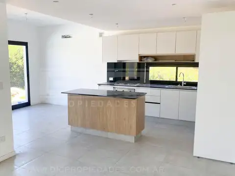 Casa 6 ambientes con 3 baños