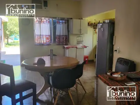 Casa 6 ambientes con 2 baños