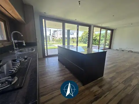 Casa en venta  en Castaños, Nordelta, 3 dormitorios  y escritorio con vista al lago