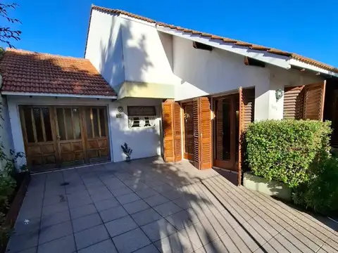 Casa en Venta con 2 cocheras