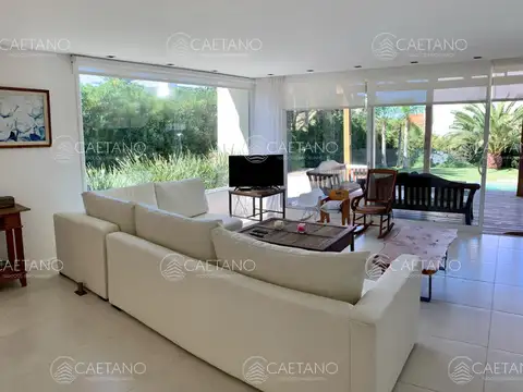 Casa 5 ambientes con 3 baños