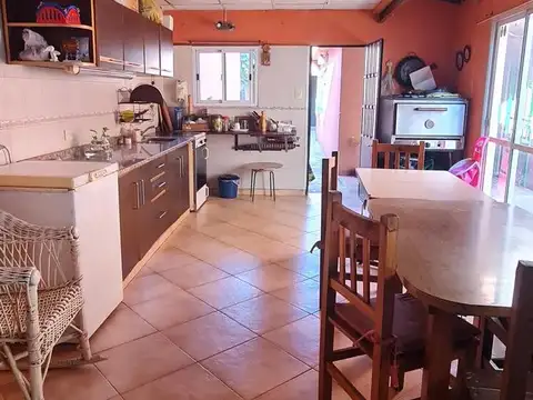 CASA SOBRE  3 AMBIENTES ,GGE PASANTE ,  HERMOSO QUINCHO, PARRILLA FONDO , HORNO DE BARRO, POSIBL.  N
