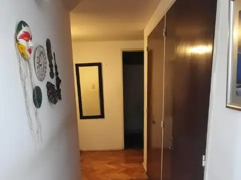 Departamento 3 ambientes al frente con balcón. Venta Almagro