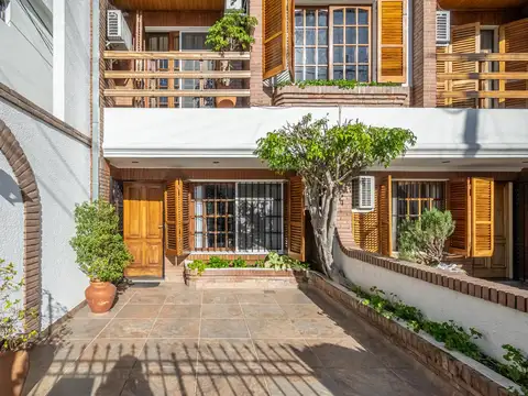 PH Impecable con Cochera, Patio y Quincho en Liniers.-