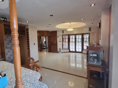 Importante chalet sobre 2 lotes, a pasos San Martin