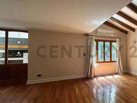 CASA DE CATAEGORÍA EN VENTA - CALLE HUARPES