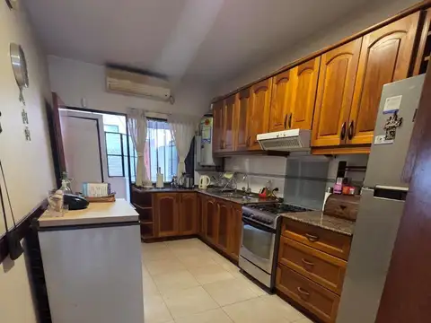 Casa 9 ambientes con 2 baños