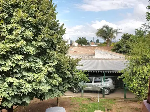 2 CASAS - Planta Alta y Planta baja con terreno y cochera para 2 - Céntrico y Turístico