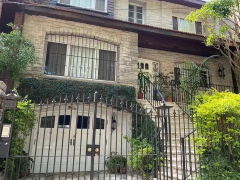 VENTA CASA 8 AMBIENTES CON PILETA Y COCHERA EN VICENTE LOPEZ