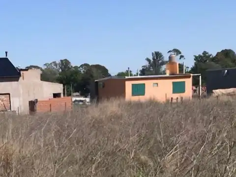 Terreno en calle Alsina - La Gloria