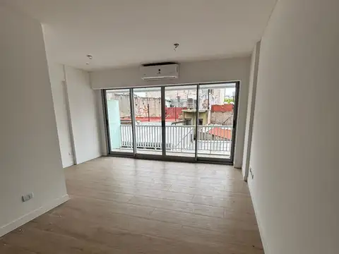 EXCELENTE DEPARTAMENTO 1 1/2 AMBIENTES CON BALCON. DIVISIBLE. ENTREGA INMEDIATA