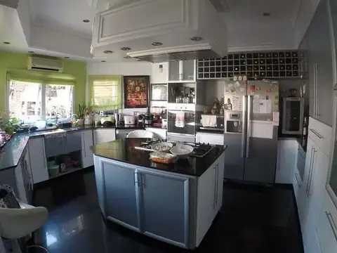 Casa en Venta con 2 cocheras