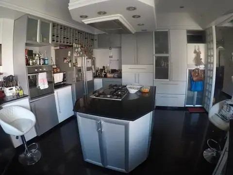 Casa 7 ambientes con 2 baños