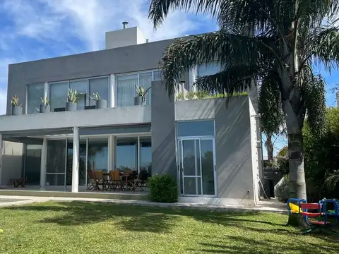 Casa en Venta con 4 cocheras