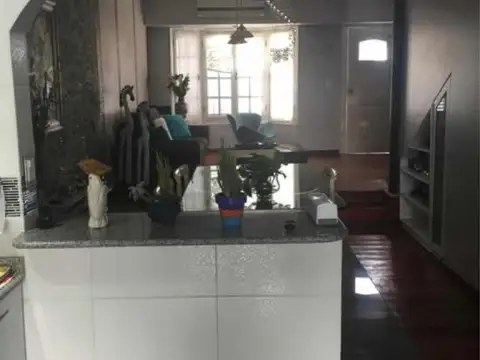 TRIPLEX 4 AMBIENTES CON TERRAZA Y COCHERA ESCUCHA OFERTA