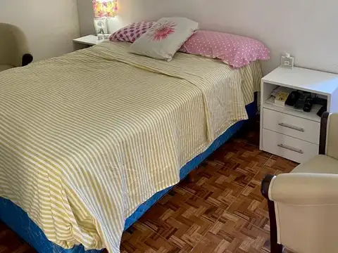 AMPLIA CASA CON 2 DORMITORIOS, COCINA Y COMEDOR DIARIO, FONDO, COCHERA, TERRAZA Y GALPON DE 70 M2