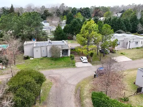 Casa en Venta de 4 ambientes. Parque verde con pileta. Barrio privado El Cardal 1