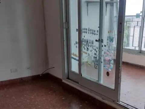 P. Patricios. 2 AMB  al frente. Balcon