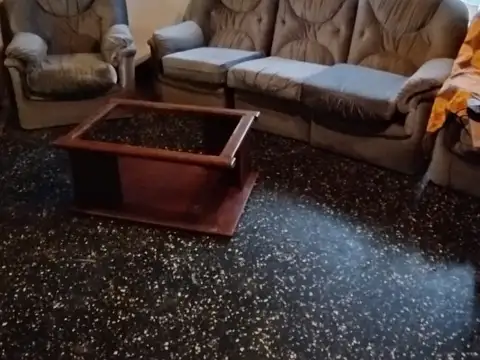 CASA SOBRE ESQUINA DE 4 AMBIENTES, CON GARAGE Y TERRAZA, LANUS.