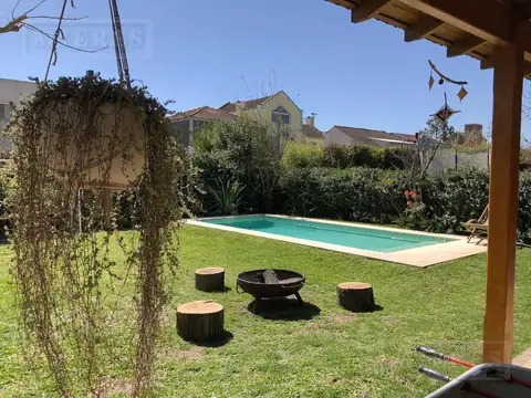 El Jacarandá - Casa en Alquiler Anual con tres dormitorios, jardin y pileta AMOBLADA