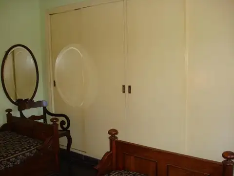 Excente propiedad emplazada en un lote de 911 metros cuadrados, vista al lago 