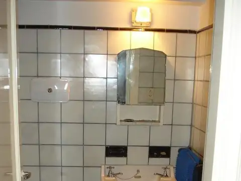 Excente propiedad emplazada en un lote de 911 metros cuadrados, vista al lago 